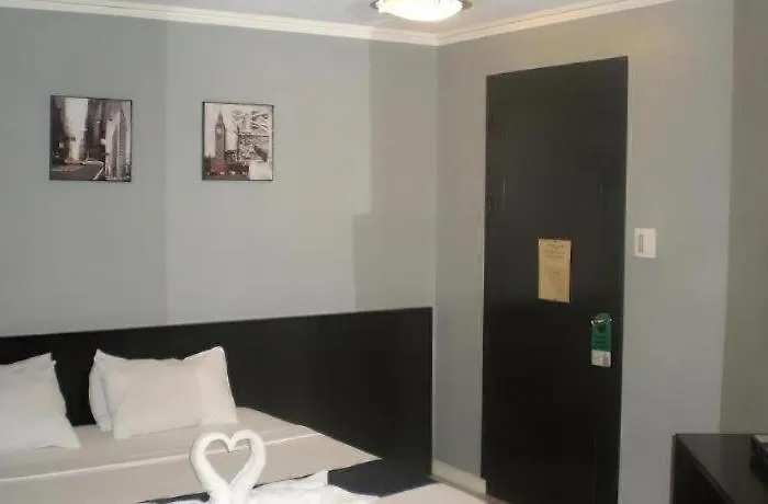 Richmond Plaza 3*